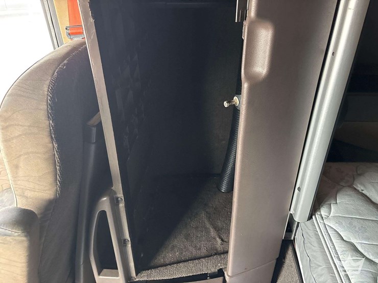 2017-volvo-vnl-760-t/a-sleeper-cab-truck-tractor-image-28