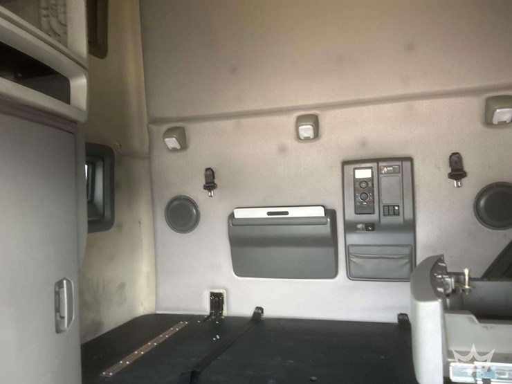 2018-volvo-vnl-760-t/a-sleeper-cab-truck-tractor-image-27