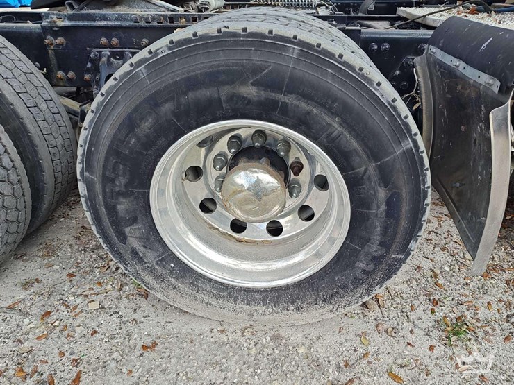 2022-peterbilt-567-image-34