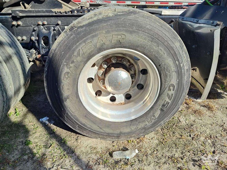 2022-peterbilt-567-t/a-wet-kit-day-cab-truck-tractor-image-30