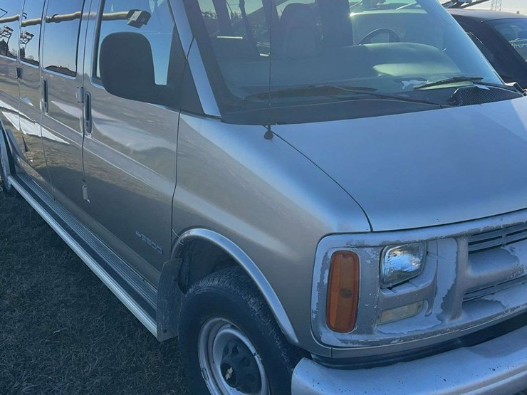 2001-chevrolet-3500-image-2