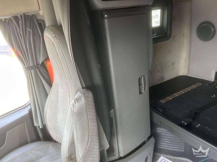 2018-volvo-vnl-760-t/a-sleeper-cab-truck-tractor-image-35