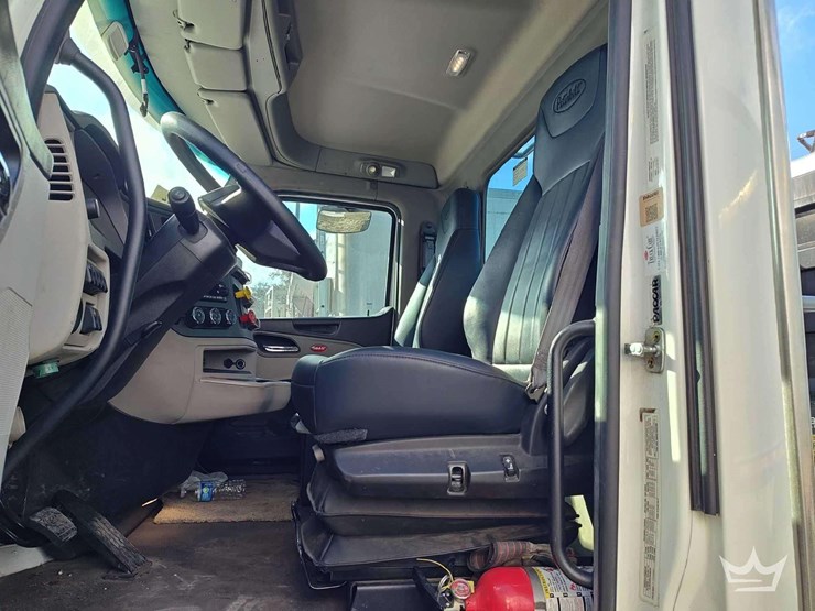 2022-peterbilt-567-t/a-wet-kit-day-cab-truck-tractor-image-19