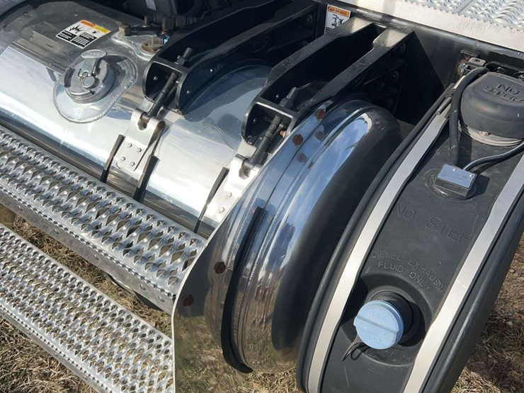 2017-peterbilt-579-image-13