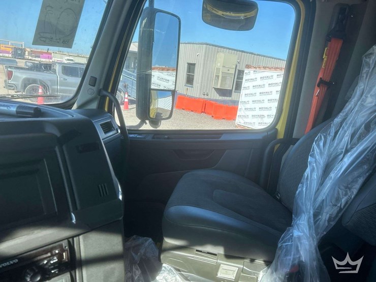 2018-volvo-vnl-760-t/a-sleeper-cab-truck-tractor-image-29