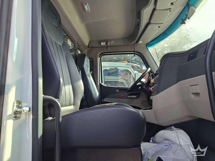 2022-peterbilt-567-image-17