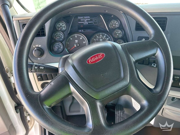 2022-peterbilt-579-image-13