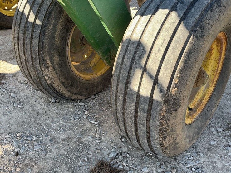 john-deere-235-image-9