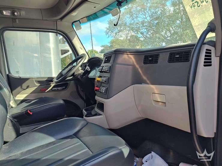2022-peterbilt-567-t/a-wet-kit-day-cab-truck-tractor-image-34