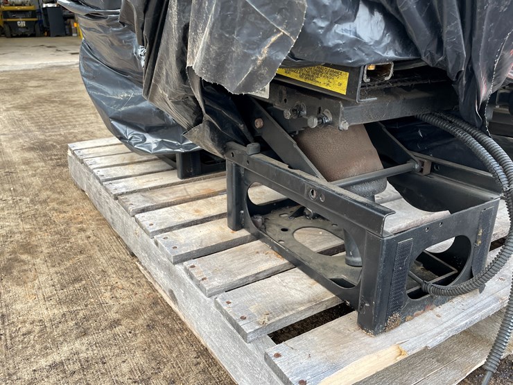 #1319-•-(4)-air-ride-seats-image-4