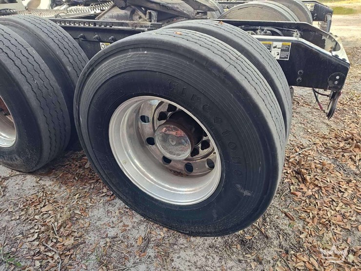 2022-peterbilt-567-image-39