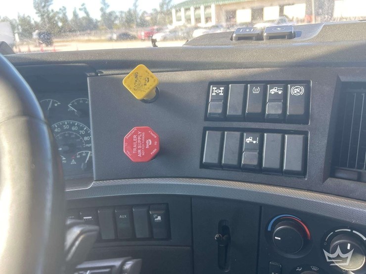 2018-volvo-vnl-760-t/a-sleeper-cab-truck-tractor-image-24