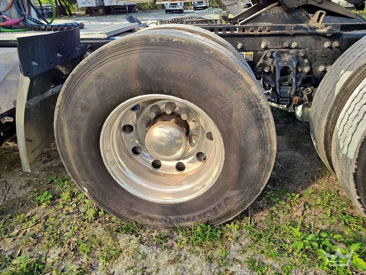 2022-peterbilt-567-t/a-wet-kit-day-cab-truck-tractor-image-39