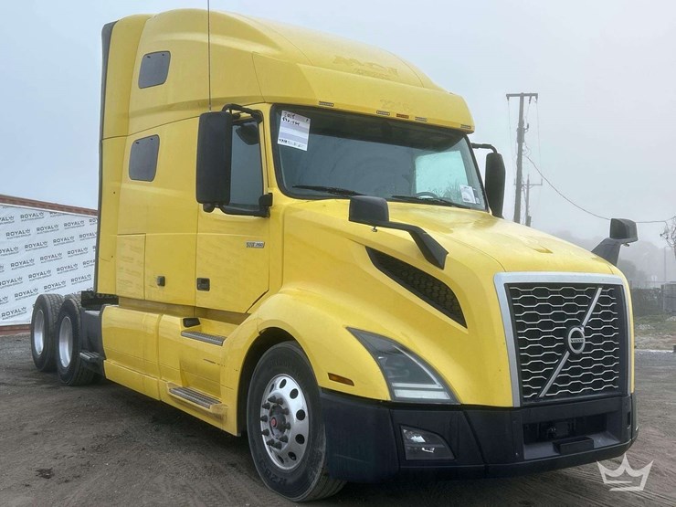 2018-volvo-vnl-760-t/a-sleeper-cab-truck-tractor-image-2