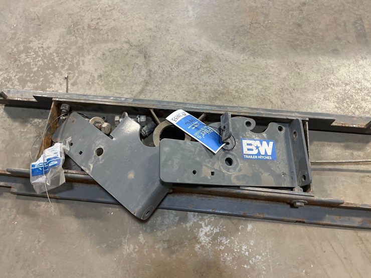 b&w-gooseneck-hitch-mount-image-5