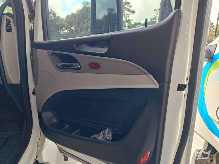 2022-peterbilt-567-image-33