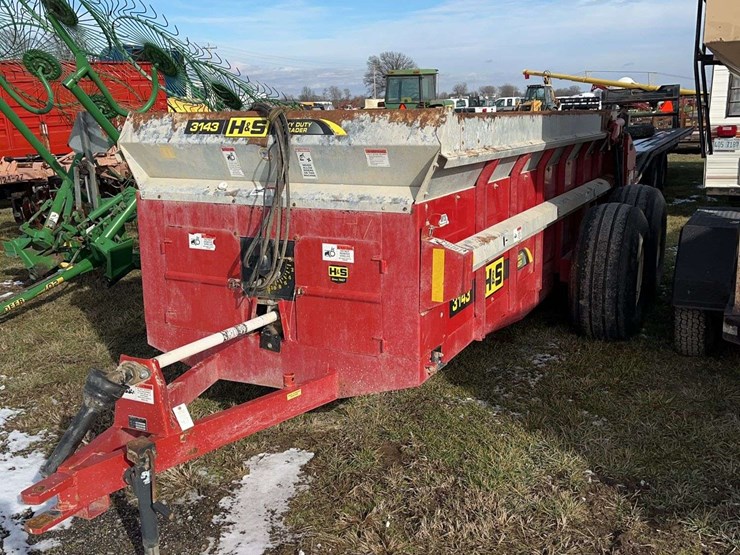 2019-h&s-manure-spreader-3143-model,-small-1000pto,-with-manual,-good-shape,-field-ready,-tandem-axle-image-2