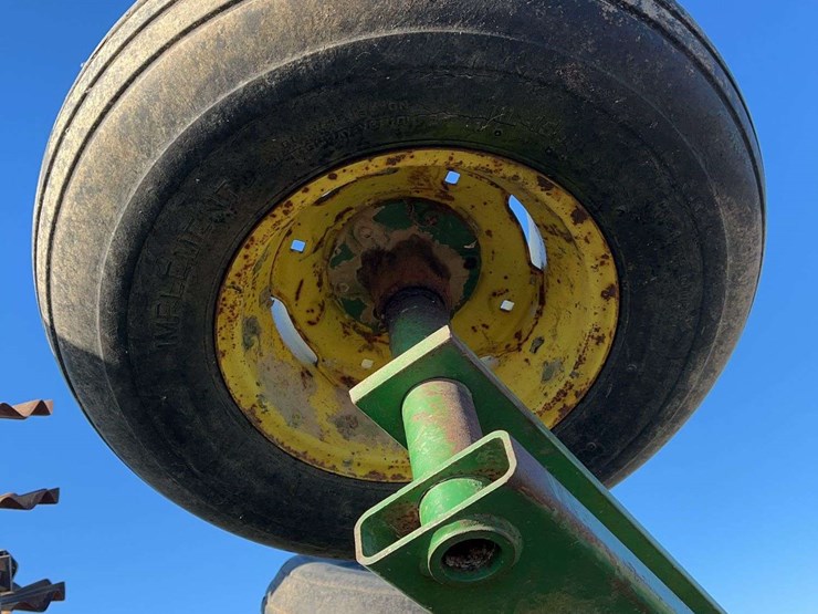 john-deere-230-image-10