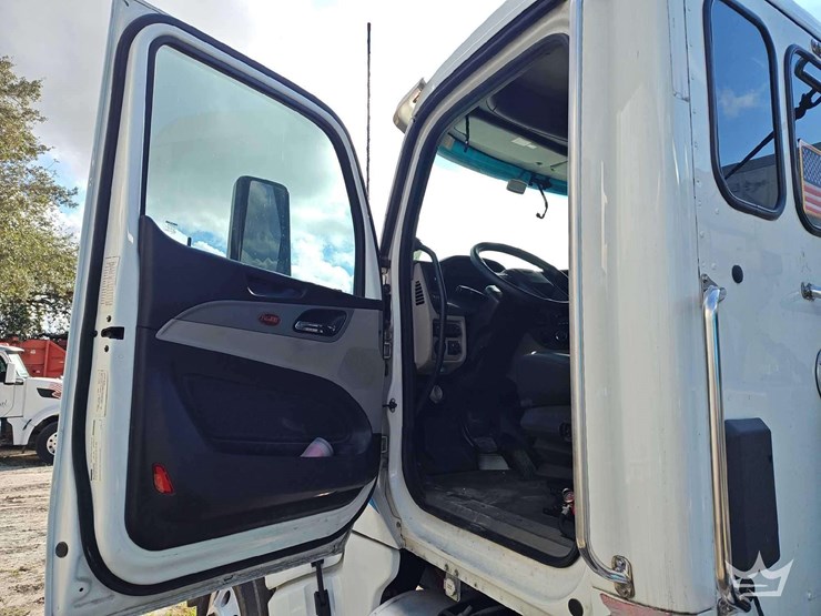 2022-peterbilt-567-t/a-wet-kit-day-cab-truck-tractor-image-17