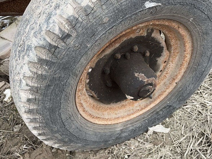 e-z-trail-220-gravity-wagon-image-10