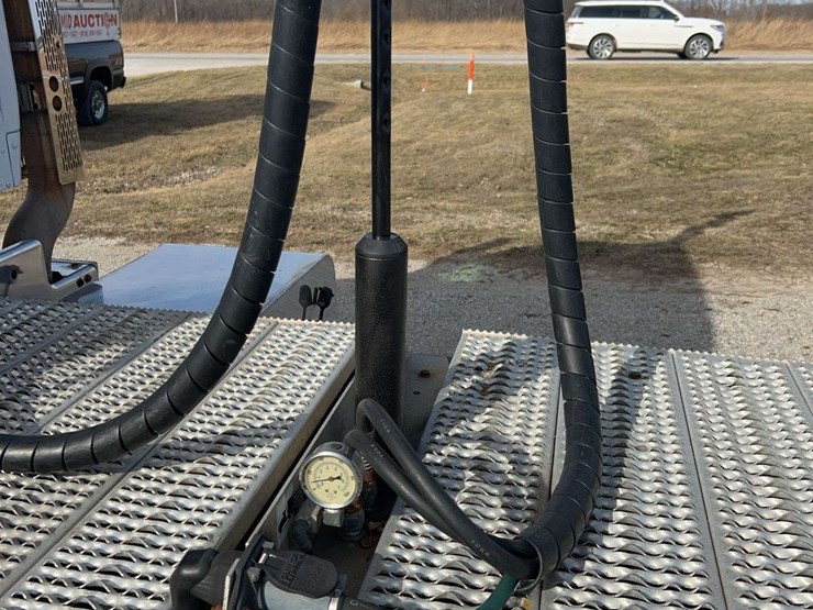 2017-peterbilt-579-image-12