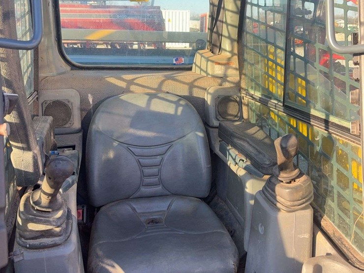 2015-gehl-v270-image-17