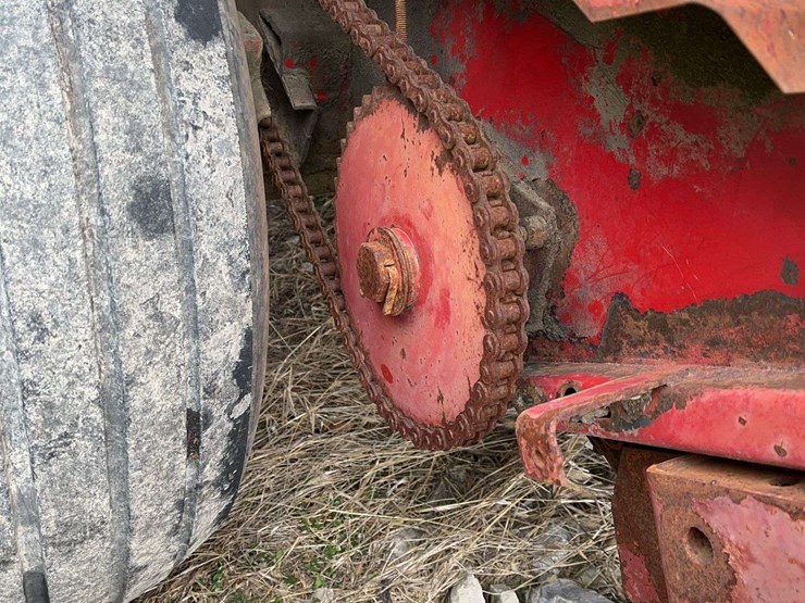 new-holland-851-image-7