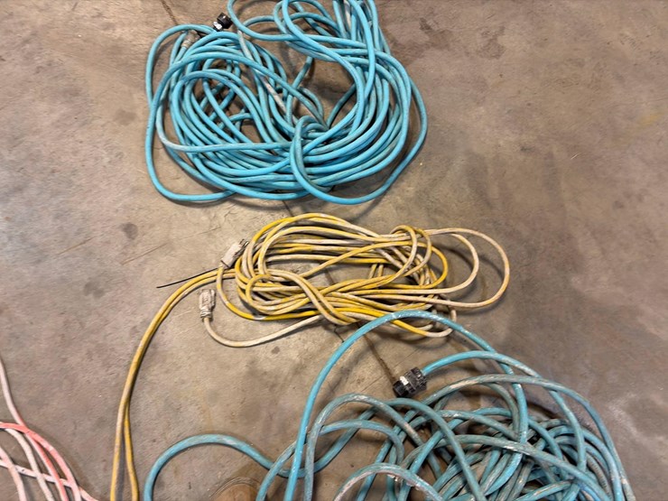 assortment-of-extension-cords-image-3