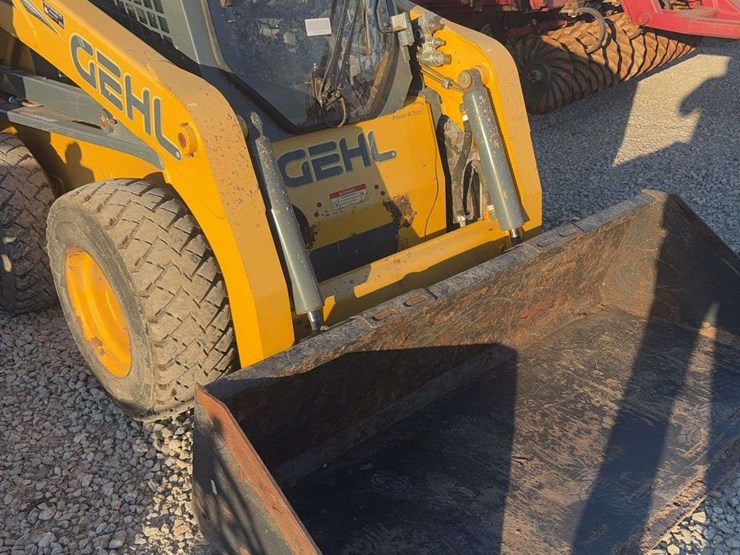 2015-gehl-v270-image-3