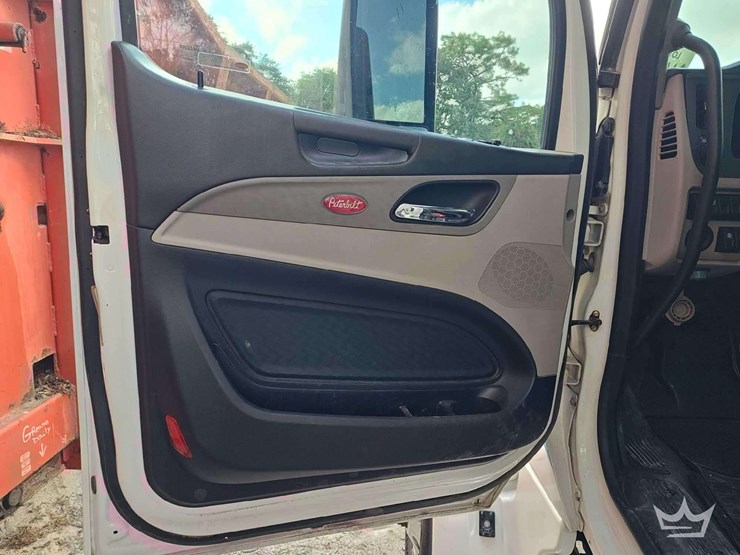 2022-peterbilt-567-image-19