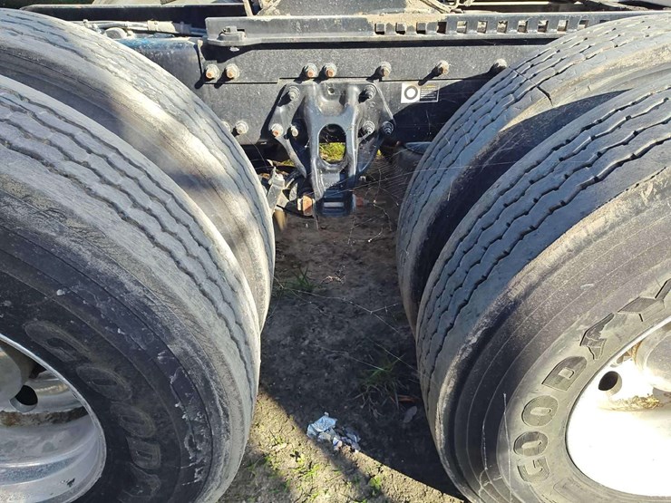 2022-peterbilt-567-t/a-wet-kit-day-cab-truck-tractor-image-36