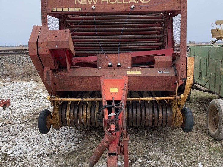 new-holland-851-image-2