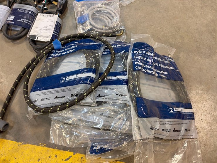assortment-of-whirlpool-appliance-connectors-and-hoses-image-8