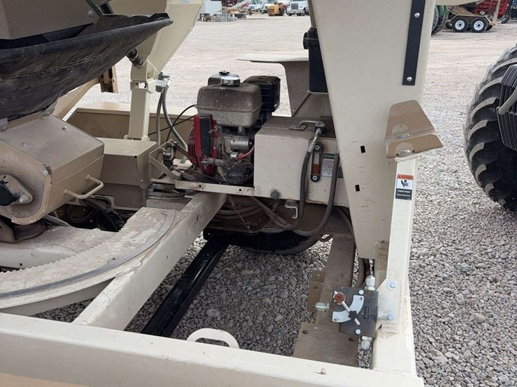 2018-unverferth-2755-seed-tender,-tandem-axle,-roll-tarp,-talc-inductor,-corded-remote,-good-shape,-honda-engine,-just-upgraded-to-a-triple-axel,-field-ready-image-16