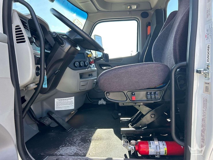 2022-peterbilt-579-image-12