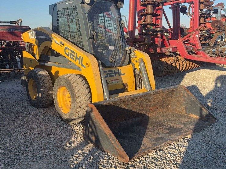 2015-gehl-v270-image-1