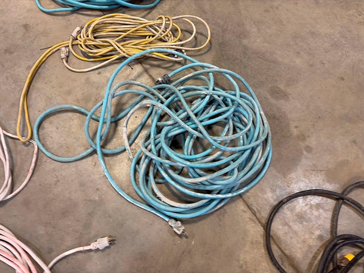 assortment-of-extension-cords-image-4