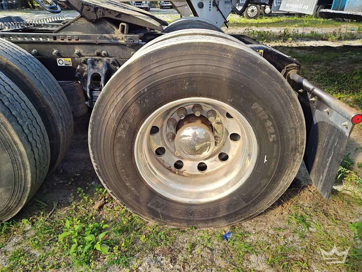 2022-peterbilt-567-t/a-wet-kit-day-cab-truck-tractor-image-31