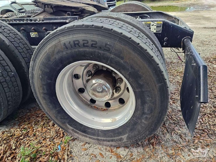 2022-peterbilt-567-image-35