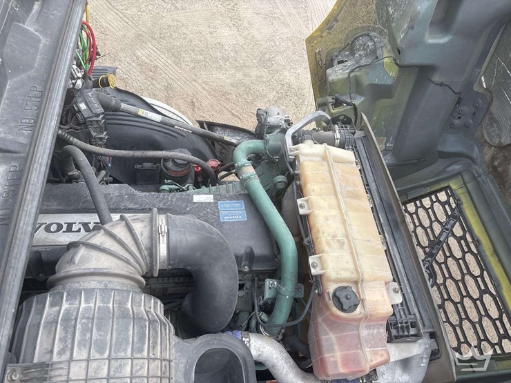 2018-volvo-vnl-760-t/a-sleeper-cab-truck-tractor-image-12