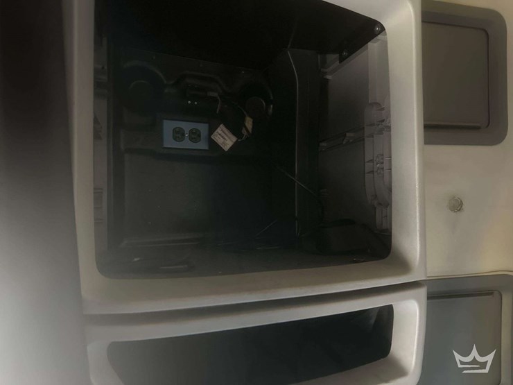 2018-volvo-vnl-760-t/a-sleeper-cab-truck-tractor-image-32