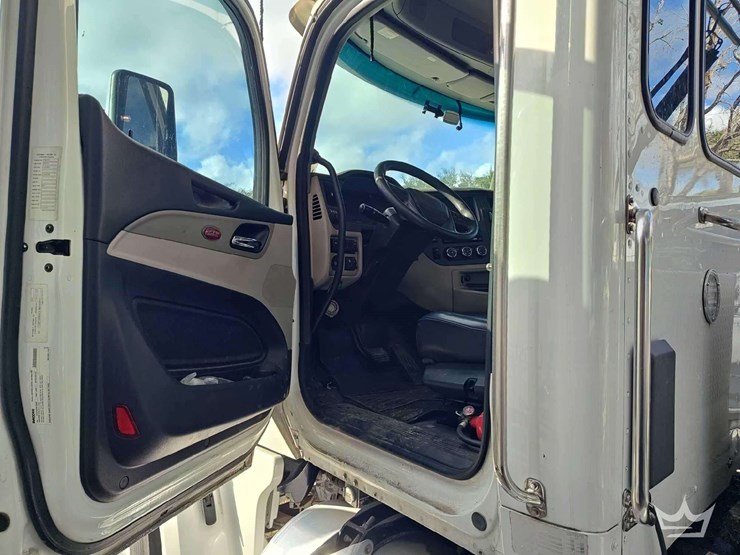 2022-peterbilt-567-image-26