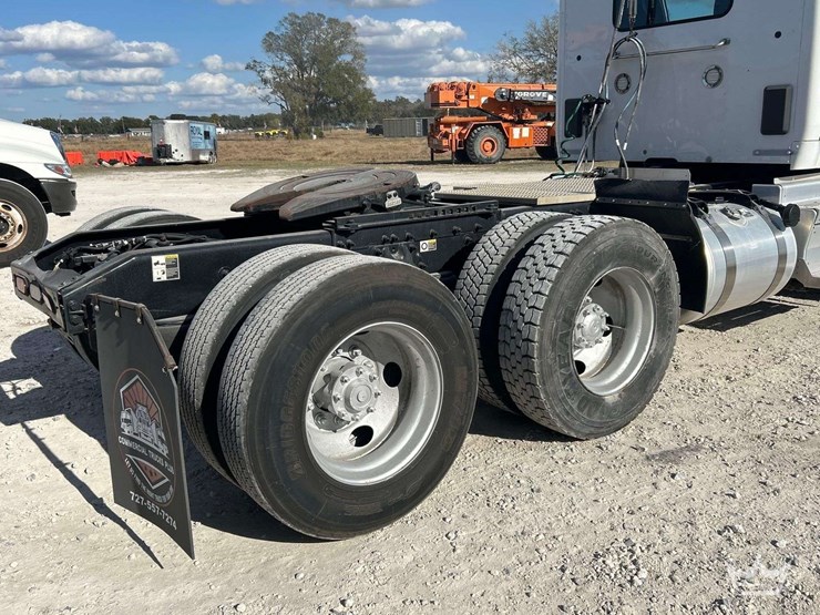 2022-peterbilt-579-image-24