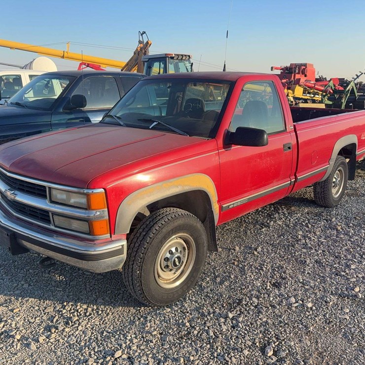 1998 Chevrolet Single Cab Pick Up Truck, 4wd, cloth seats, 281,500 miles, VIN- 1GCGK24RWZ247440