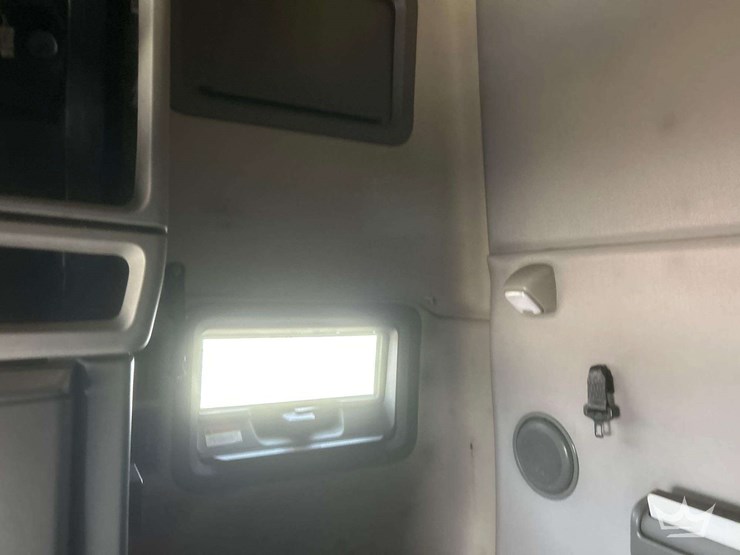 2018-volvo-vnl-760-t/a-sleeper-cab-truck-tractor-image-34