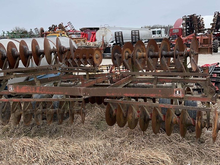 international-18ft-manual-fold-disk-with-tandem-axle-image-3