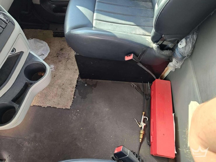 2022-peterbilt-567-t/a-wet-kit-day-cab-truck-tractor-image-37