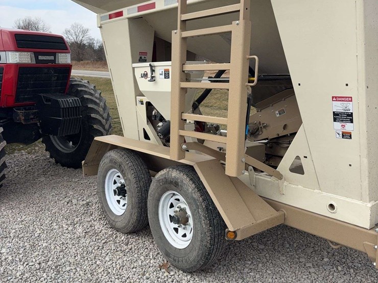 2018-unverferth-2755-seed-tender,-tandem-axle,-roll-tarp,-talc-inductor,-corded-remote,-good-shape,-honda-engine,-just-upgraded-to-a-triple-axel,-field-ready-image-5