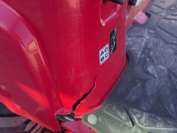 1723e-massey-ferguson-utility-tractor-with-loader,-60"-mower-deck,-new-tac-meter,-unknown-hours-image-7