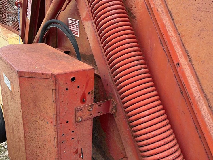 new-holland-851-image-8